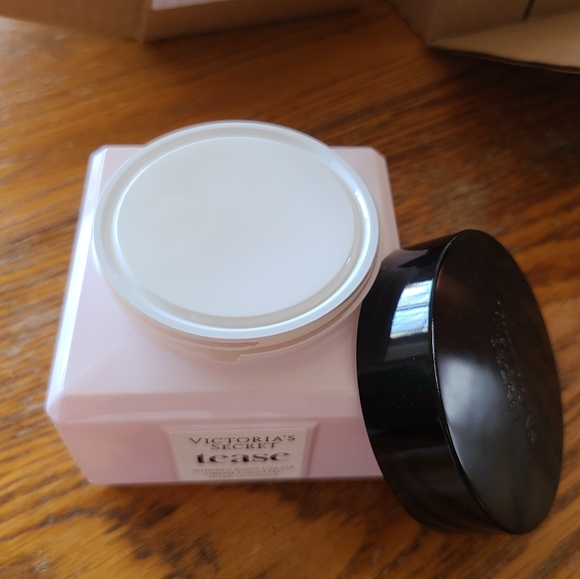 🔥FIRE SALE 🔥🛁🧴 NWT‼️ VS TEASE Set of Bath Crystals & Body Cream - Picture 9 of 11